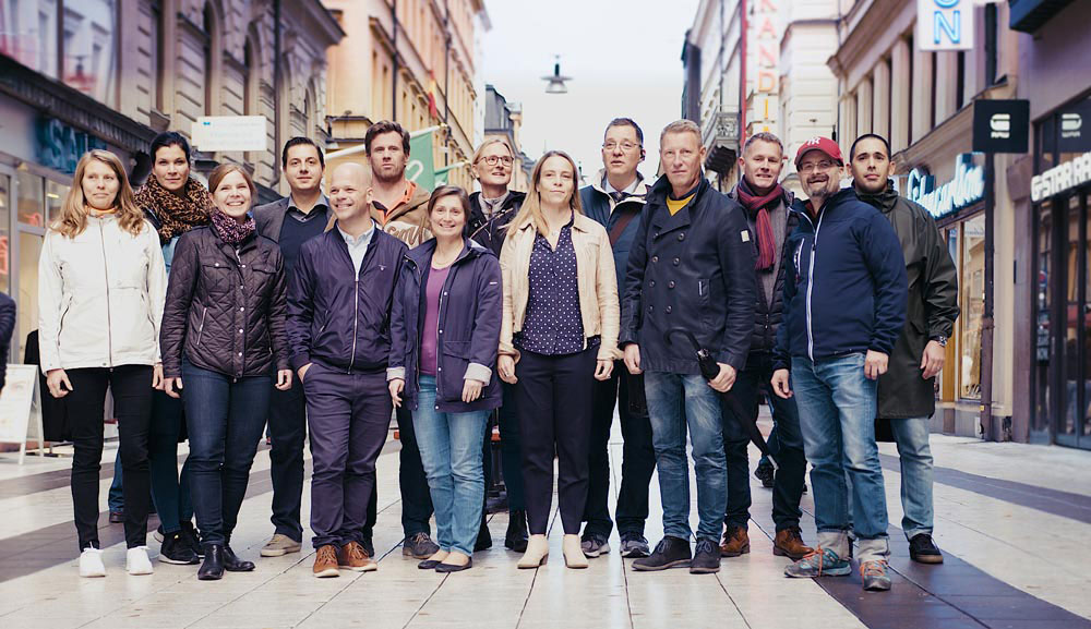 Gruppbild med flera personer utomhus.