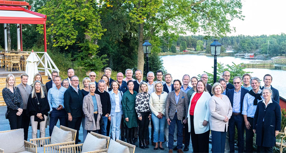 Gruppbild på alla medarbetare på Broviken utomhus